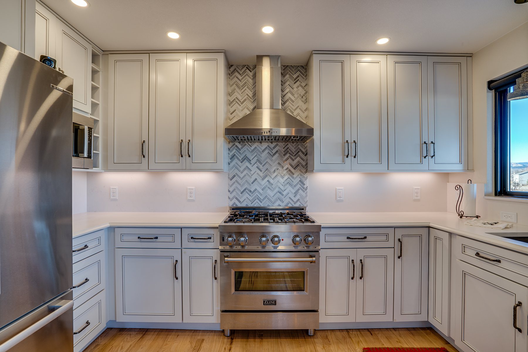 HDR real estate photography of a bright kitchen